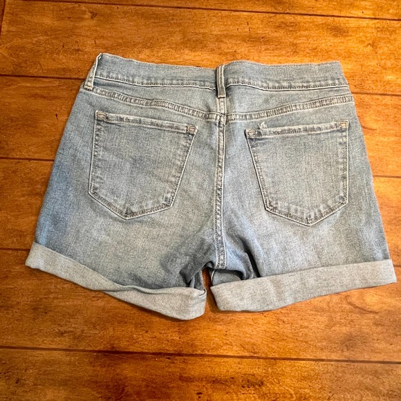 Old Navy Blue Denim Shorts Cuffed Lightwash Distressed Sz 6 1099-396 - Picture 2 of 6